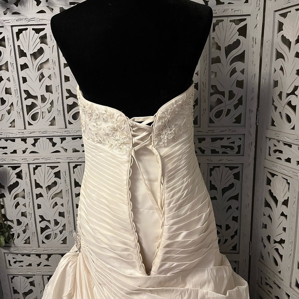 👰‍♀️HOST PICK👰‍♀️ WHITE SILKY SMOOTH WITH LACE & TRAIN WEDDING DRESS GOWN - Picture 11 of 16
